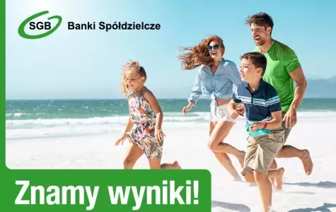 Baner znamy wyniki, rodzina biegnie na plaży nad morzem, mama i taka oraz dwójka dzieci